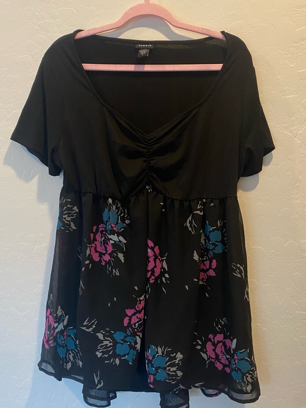 TORRID Black Top with Floral Print size 1